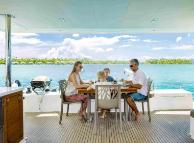 En famille sur un catamaran © Grégoire Le Bacon