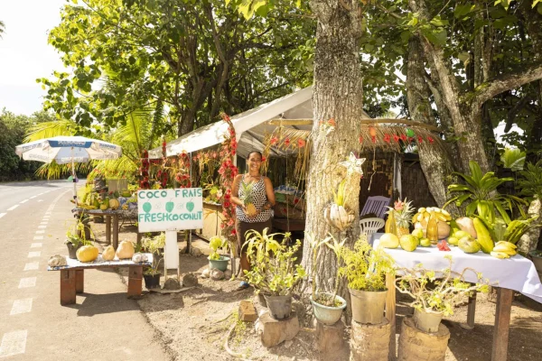 Stand de fruits et produits locaux à Moorea © Grégoire Le Bacon