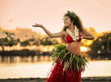 Danseuse de Tahiti Et Ses Îles avec sunset © Alikaphoto