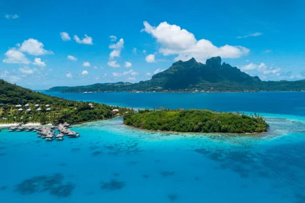 Vue sur le lagon de Bora Bora © Grégoire Le Bacon & LionAiles