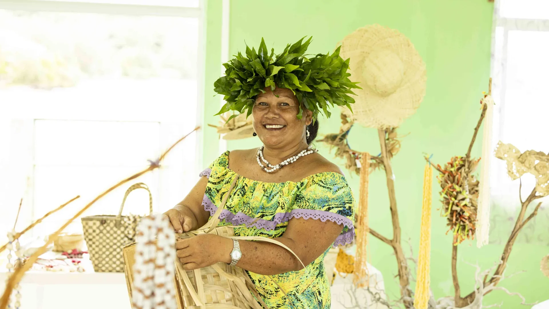 Vendeuse de 'ete (panier en reo tahiti) à Raivavae ©Grégoire Le Bacon