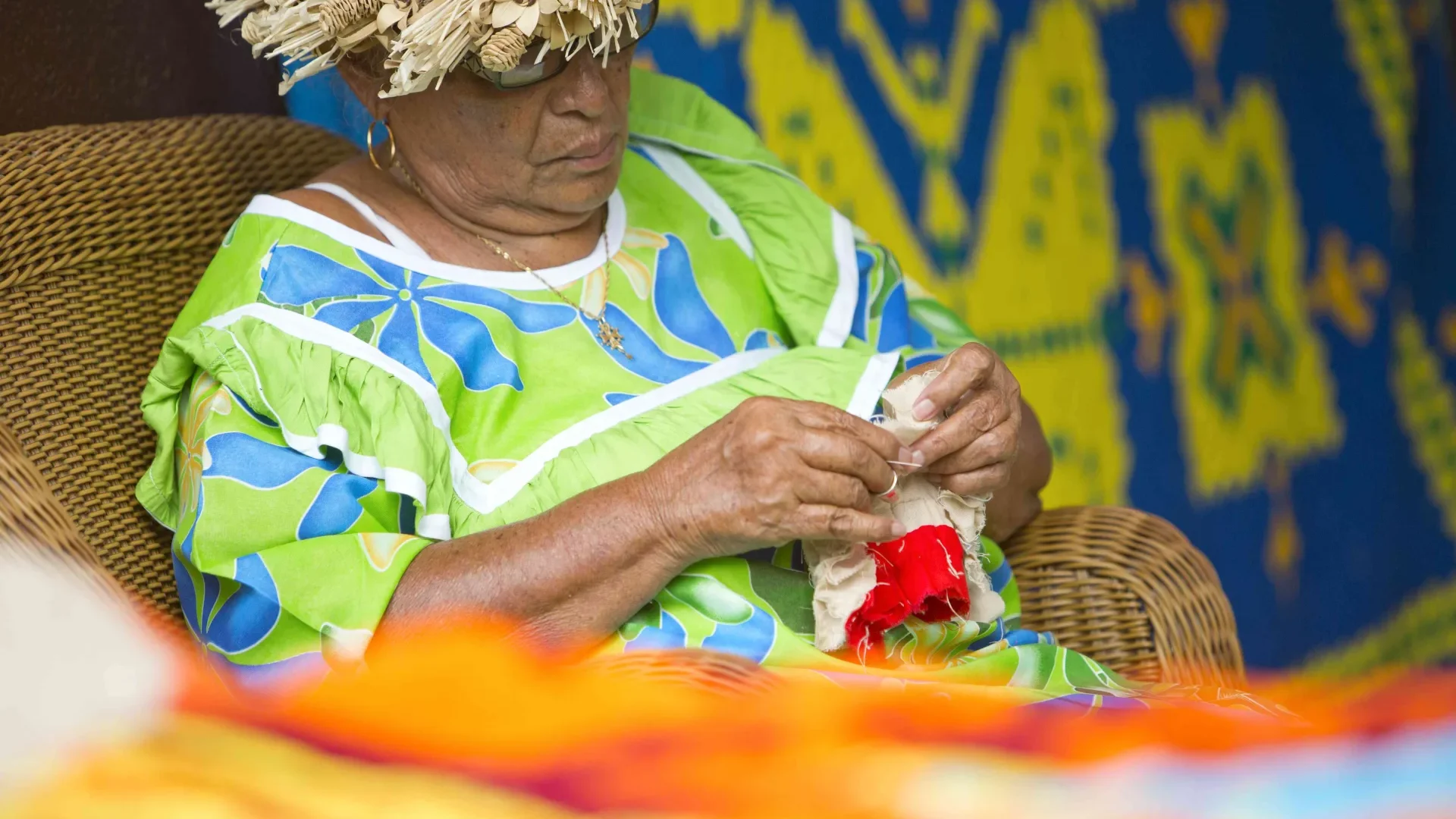 Confection d'un tifaifai à la main ©Tahiti Tourisme