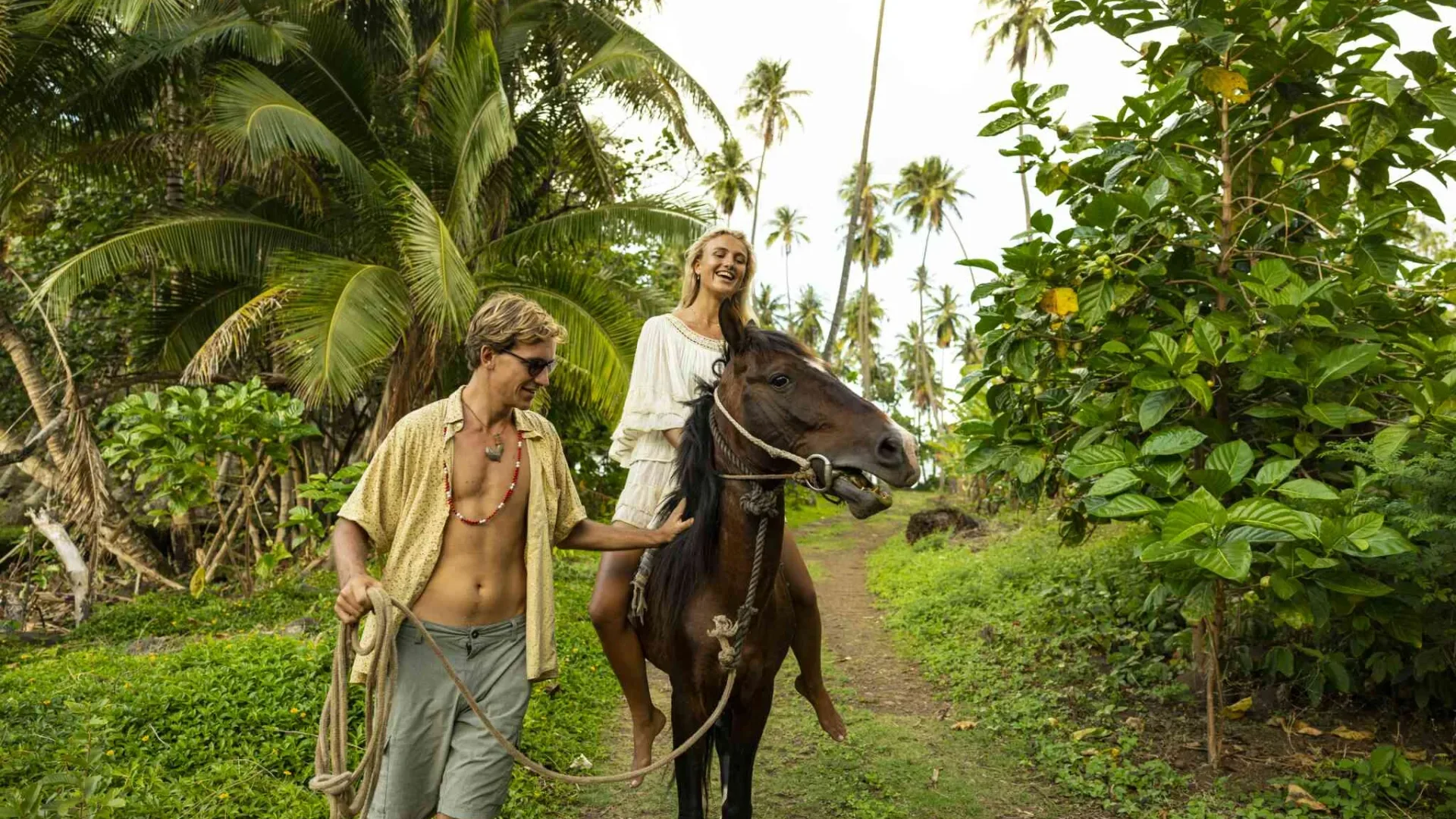 Balade à cheval en couple à Nuku Hiva © Grégoire Le Bacon