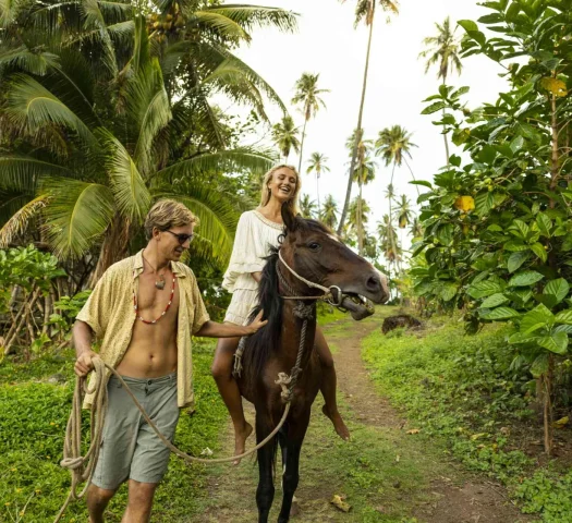 Balade à cheval en couple à Nuku Hiva © Grégoire Le Bacon