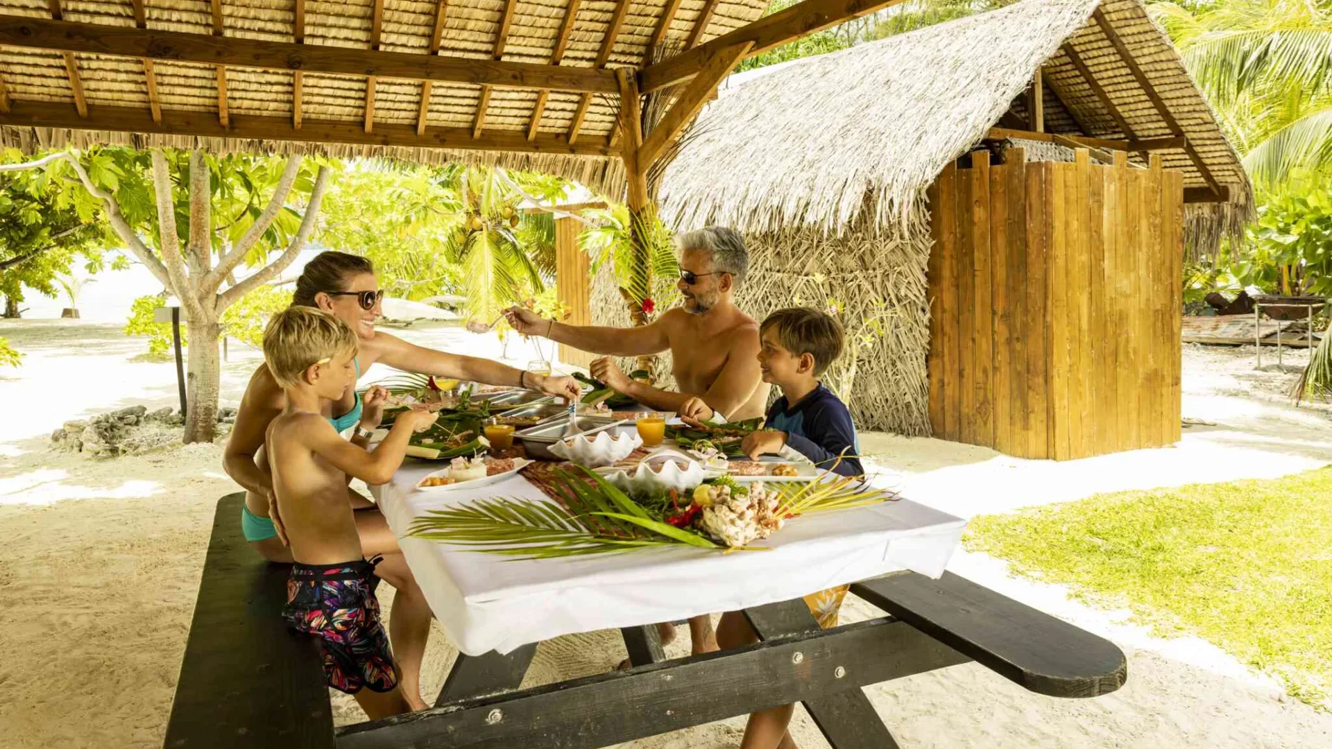 Déjeuner en famille avec des spécialités locales au bord de la plage © Grégoire Le Bacon