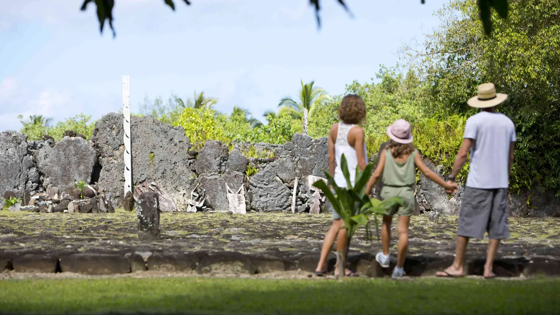 Visite du marae de taputapuatea en famille sur l'île de Raiatea © Tahiti Tourisme