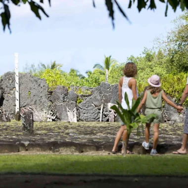 Visite du marae de taputapuatea en famille sur l'île de Raiatea © Tahiti Tourisme