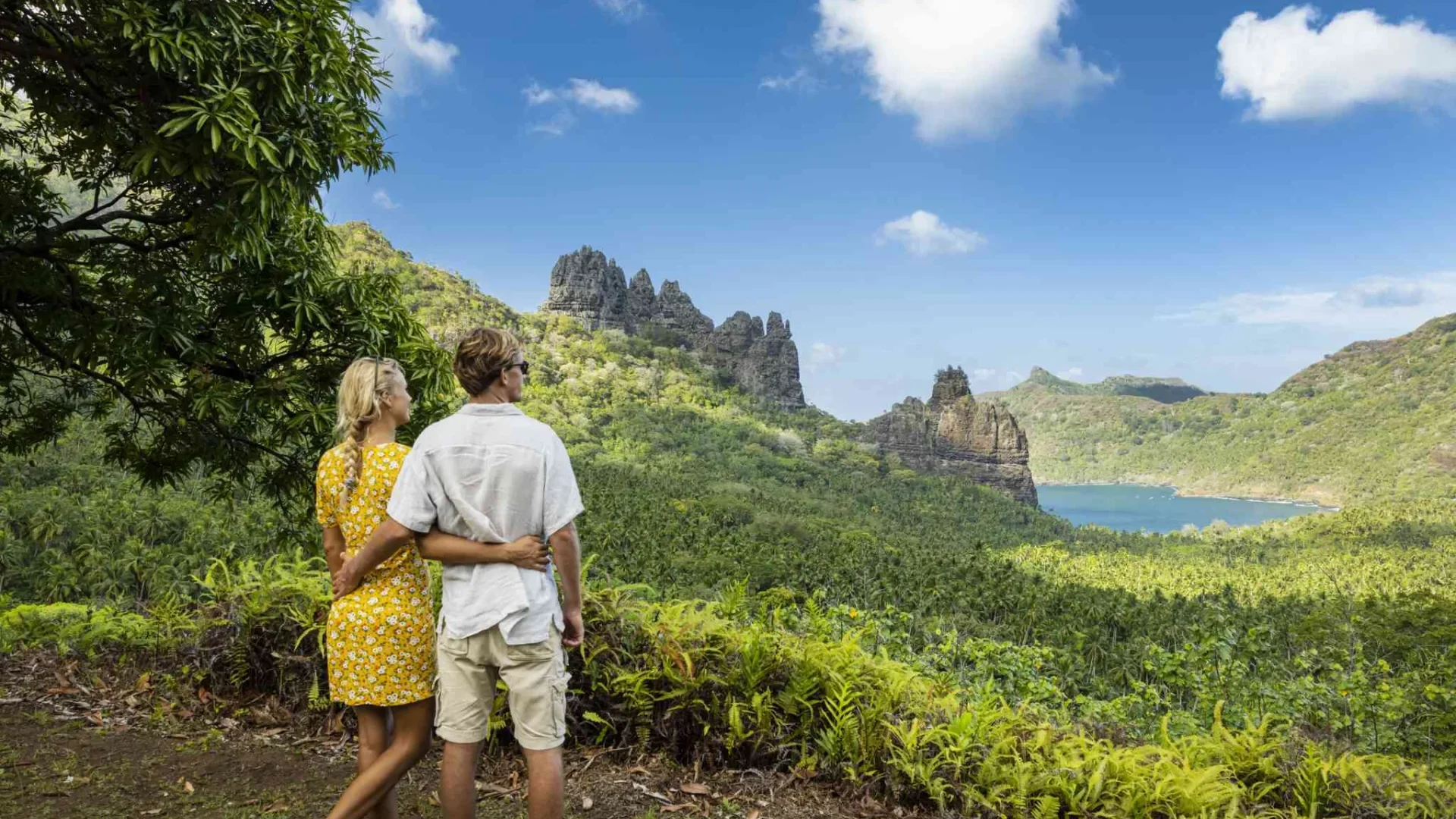 En couple à Nuku Hiva entouré d'une belle nature © Grégoire Le Bacon