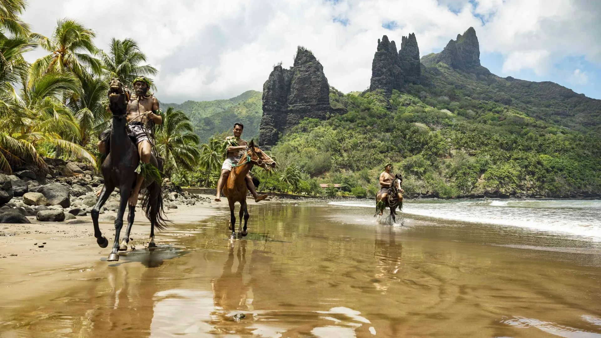 Cavaliers de Nuku Hiva sur plage de sable de blanc © Grégoire Le Bacon