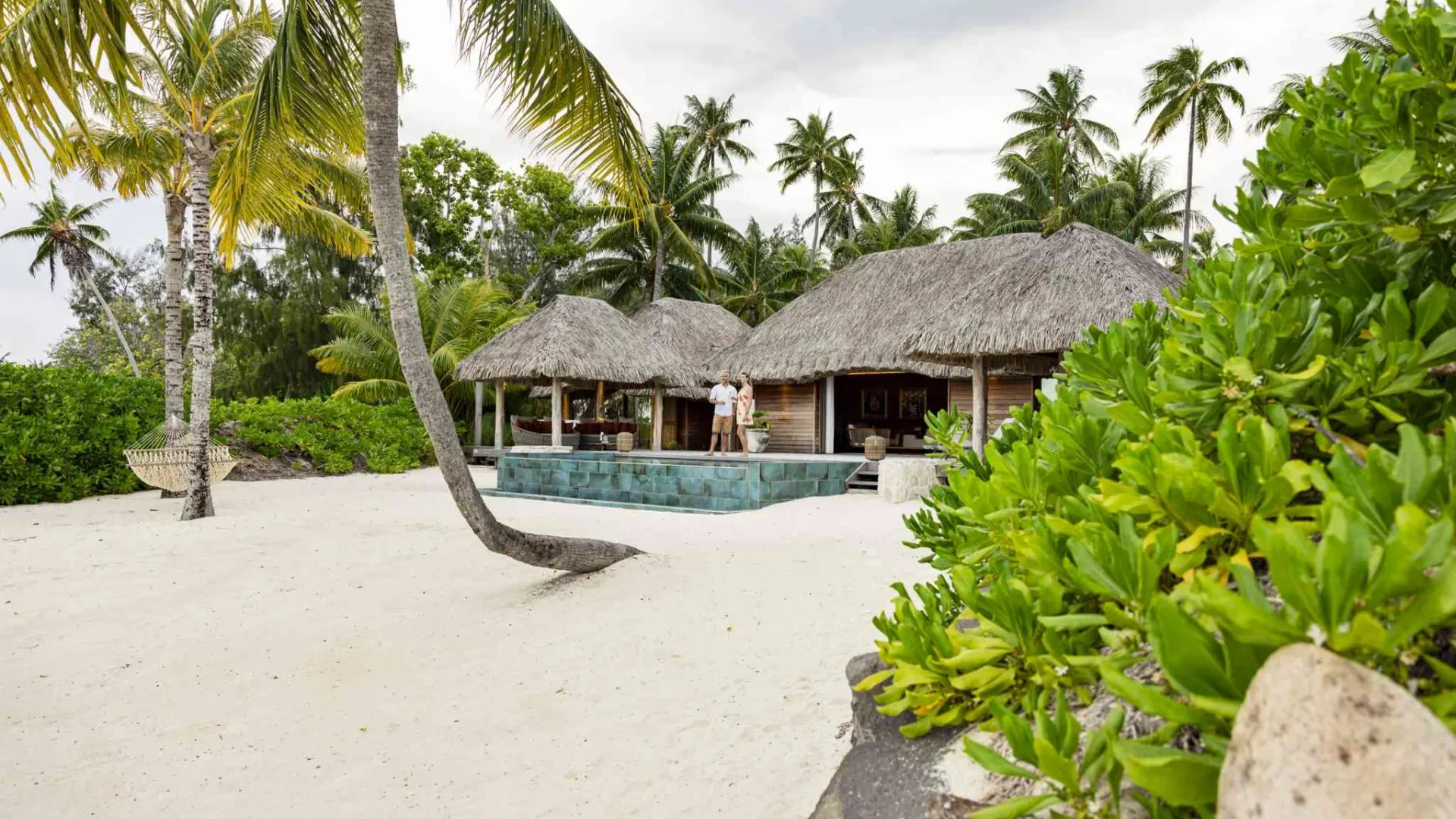 Couple à l'hôtel le Bora Bora by Pearl Resort avec plage de sable blanc © Grégoire Le Bacon