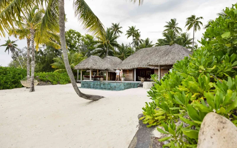 Couple à l'hôtel le Bora Bora by Pearl Resort avec plage de sable blanc © Grégoire Le Bacon