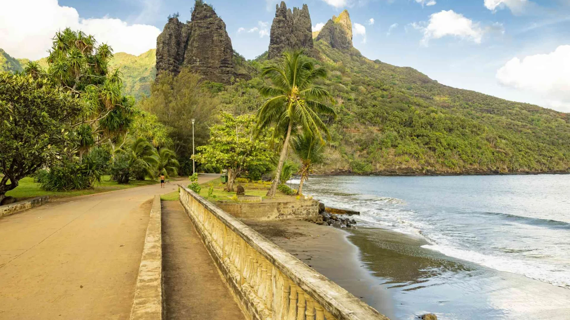 La plage et pont du village de Hatiheu à Nuku Hiva © Grégoire Le Bacon