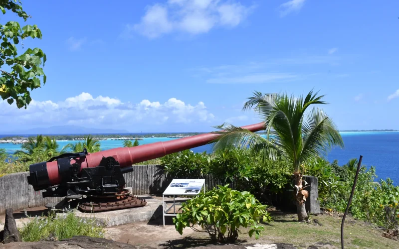 profil-dun-canon-militaire-sur-le-site-haamaire-a-bora-bora-association-memoire-polynesienne