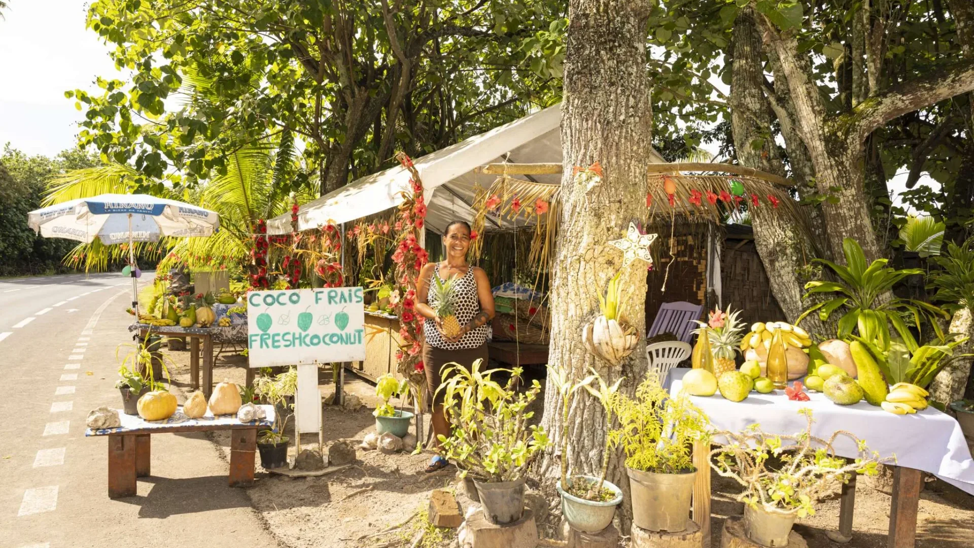 Stand de fruits et produits locaux à Moorea © Grégoire Le Bacon