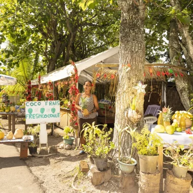 Stand de fruits et produits locaux à Moorea © Grégoire Le Bacon