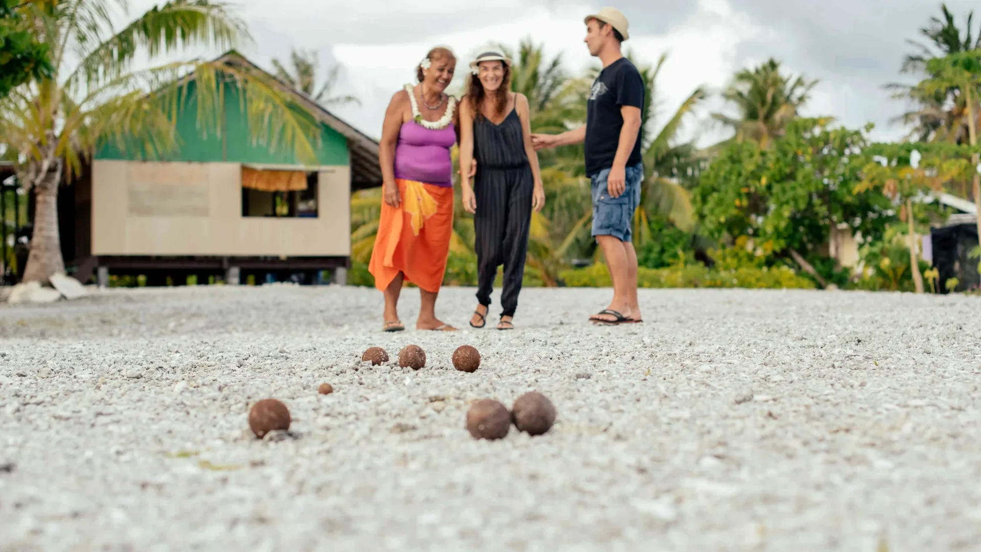 Jouer à la pétanque à Rangiroa© Hélène Havard