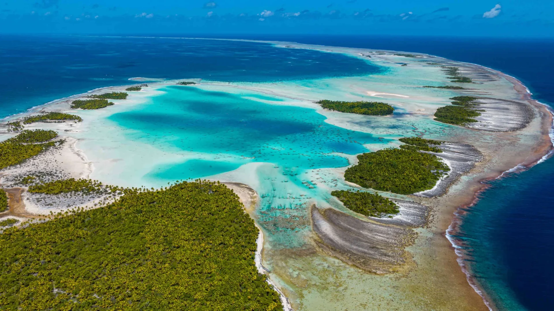 Vue aérienne sur le Blue Lagoon de Rangiroa © Michael Runkel