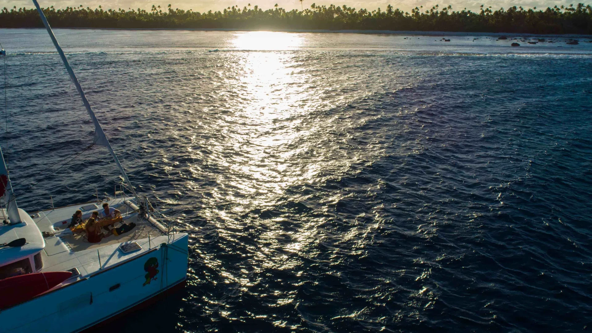 Coucher de soleil depuis le catamaran à Tetiaroa