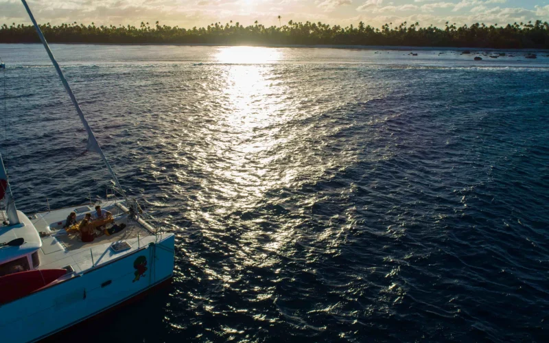 Coucher de soleil depuis le catamaran à Tetiaroa