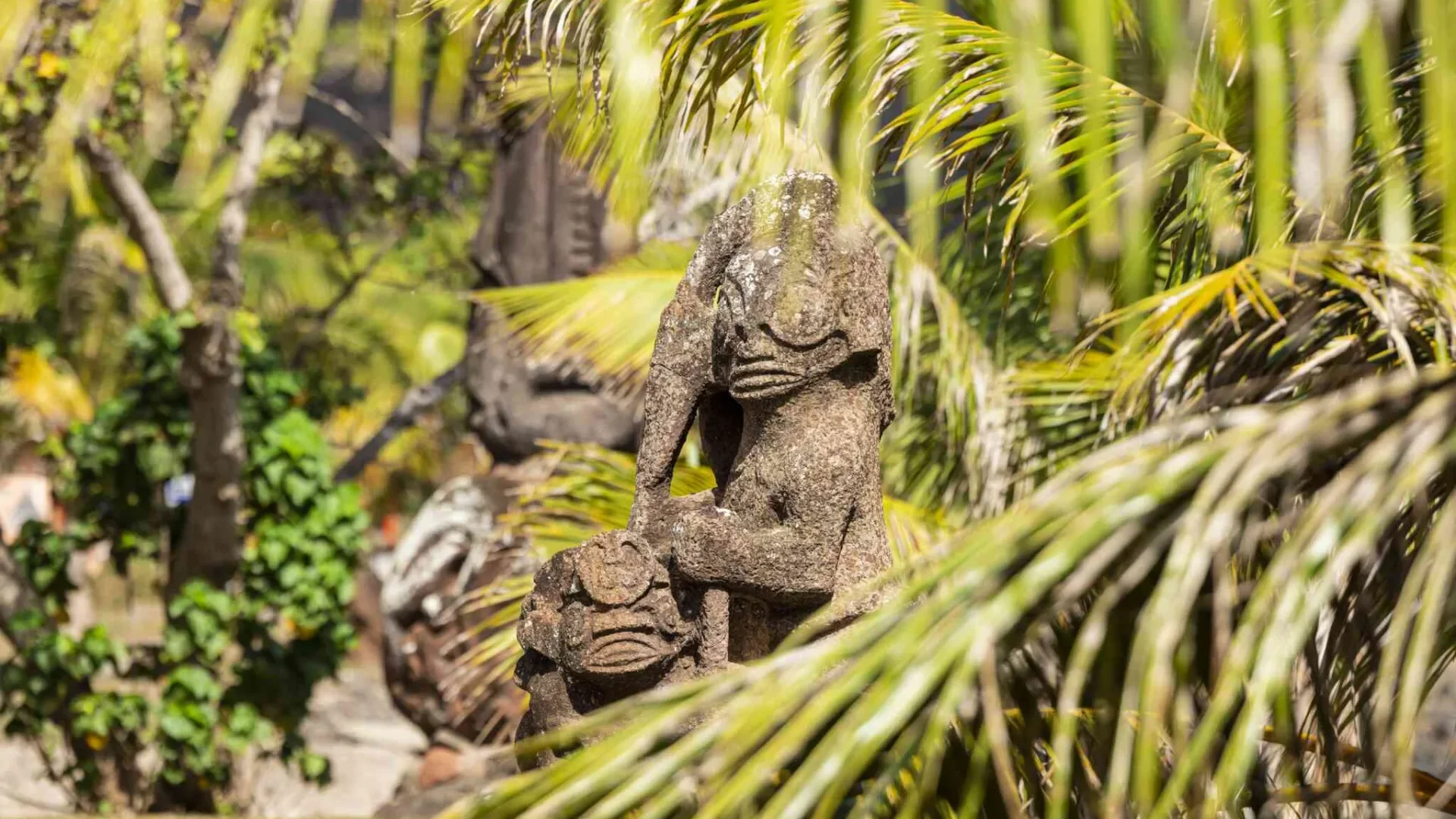 Tikis en pierre de Nuku Hiva © Grégoire Le Bacon