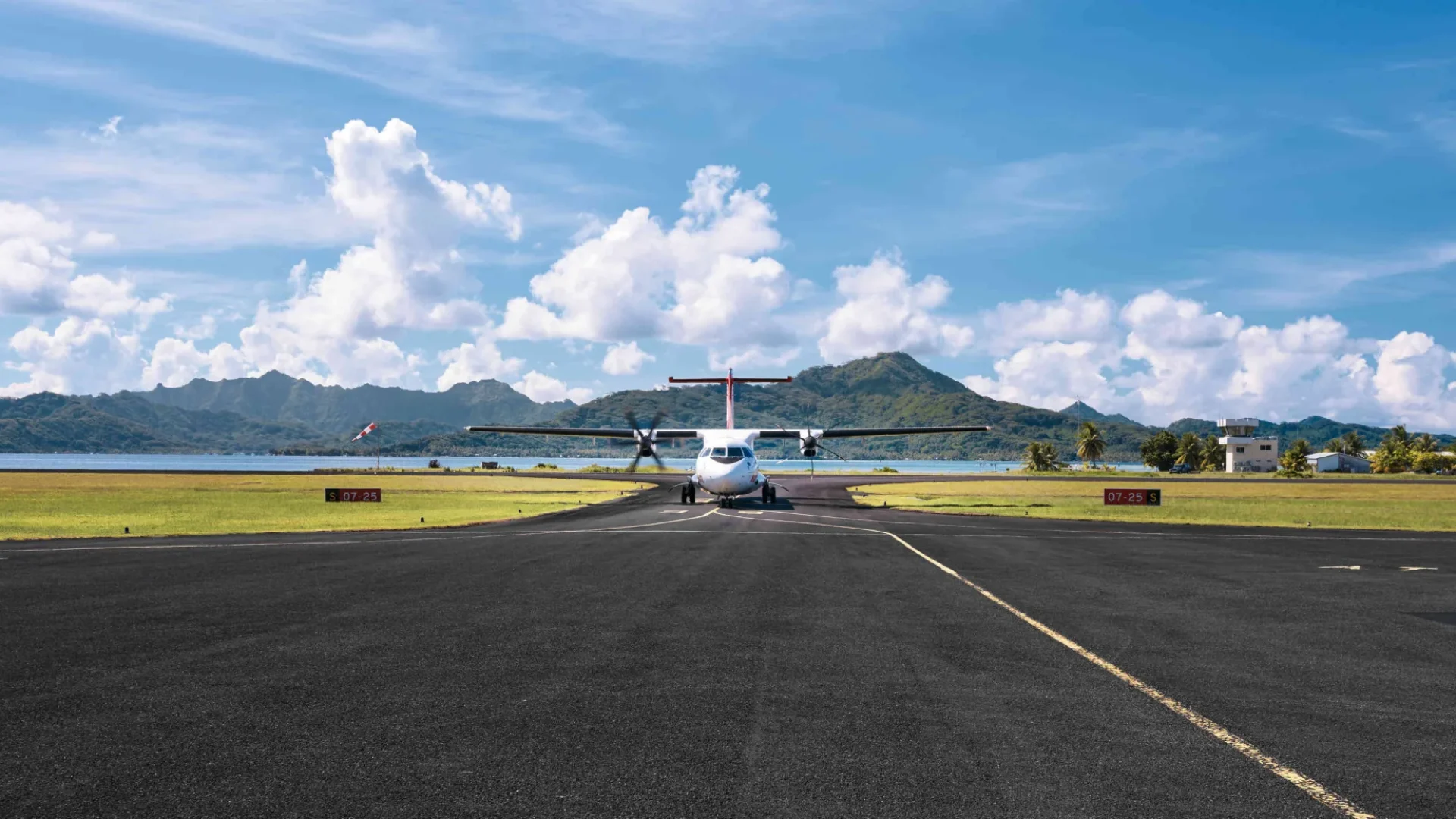 Décollage imminent a l'aéroport de Raiatea © Alika Photography