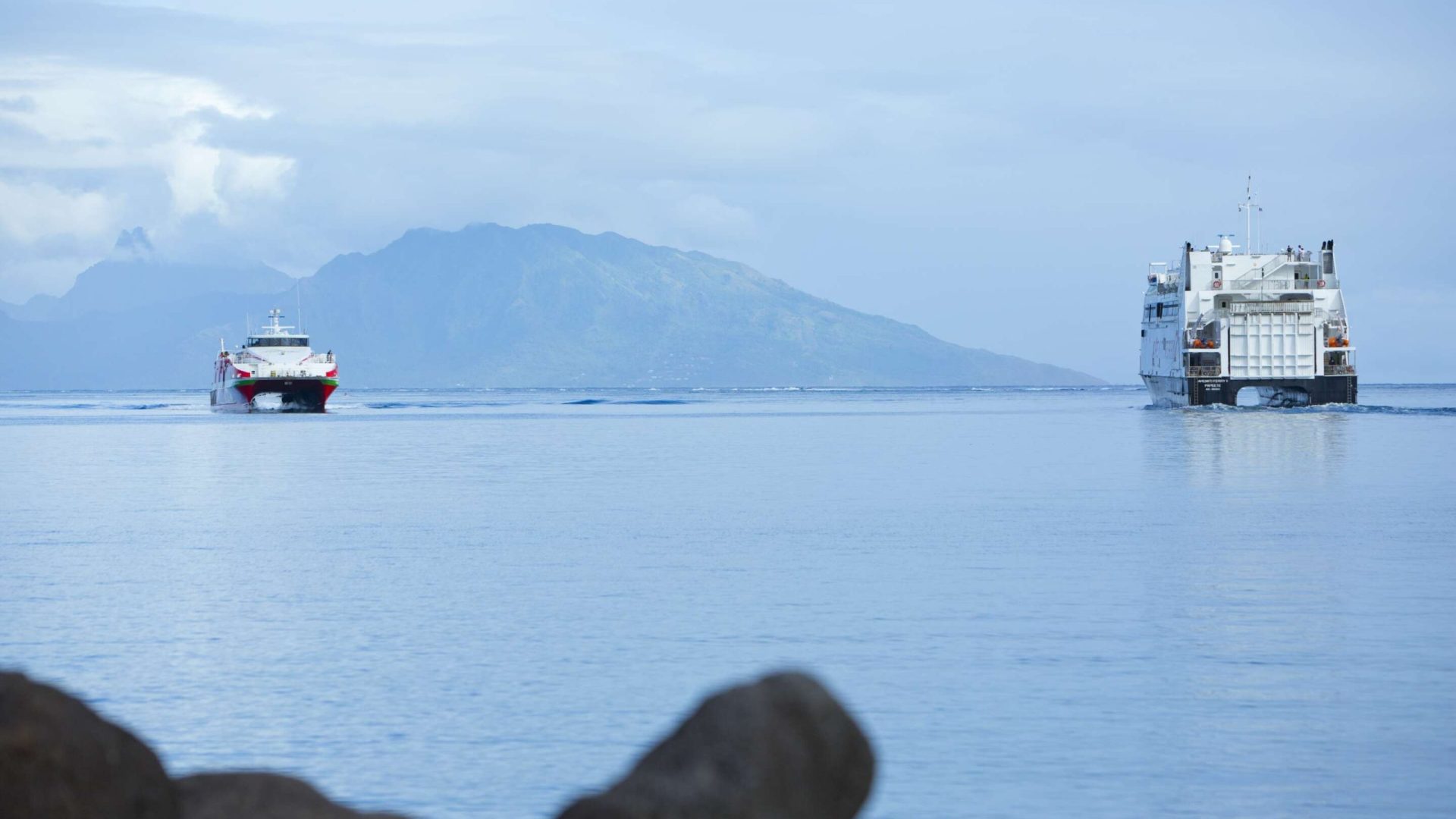 Deux ferry entre Moorea et Tahiti © Tahiti Tourisme