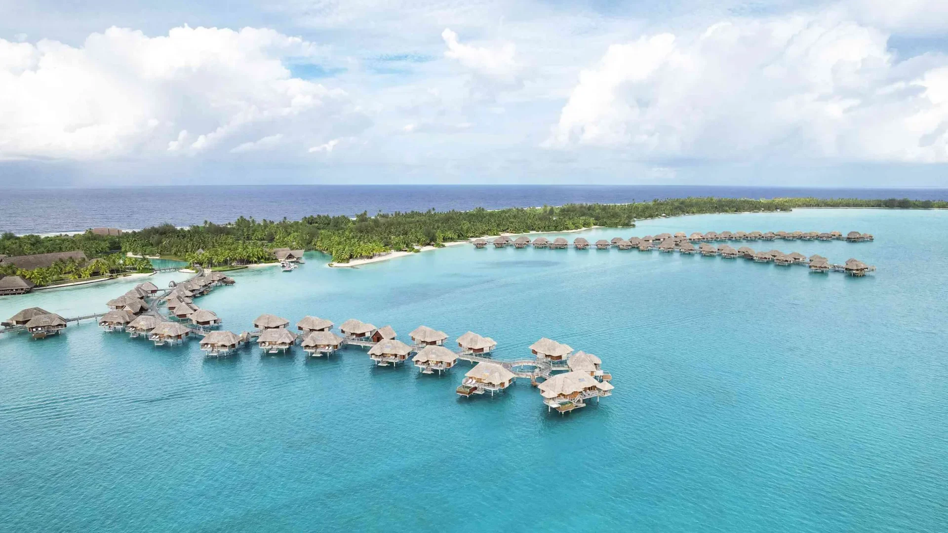 Bungalows d'un hôtel à Bora Bora© Grégoire Le Bacon _ LionAiles