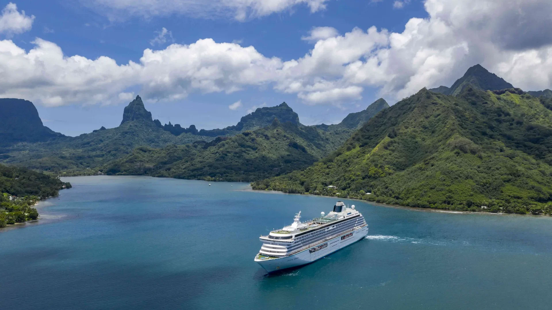 Navire de croisière à Moorea © Tahiti Tourisme