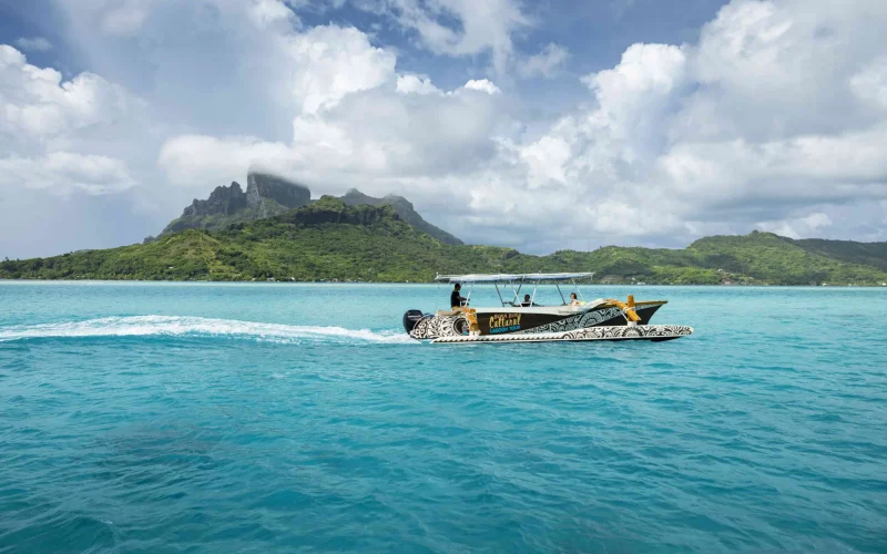 Bateau sur le lagon de Bora Bora © Grégoire Le Bacon