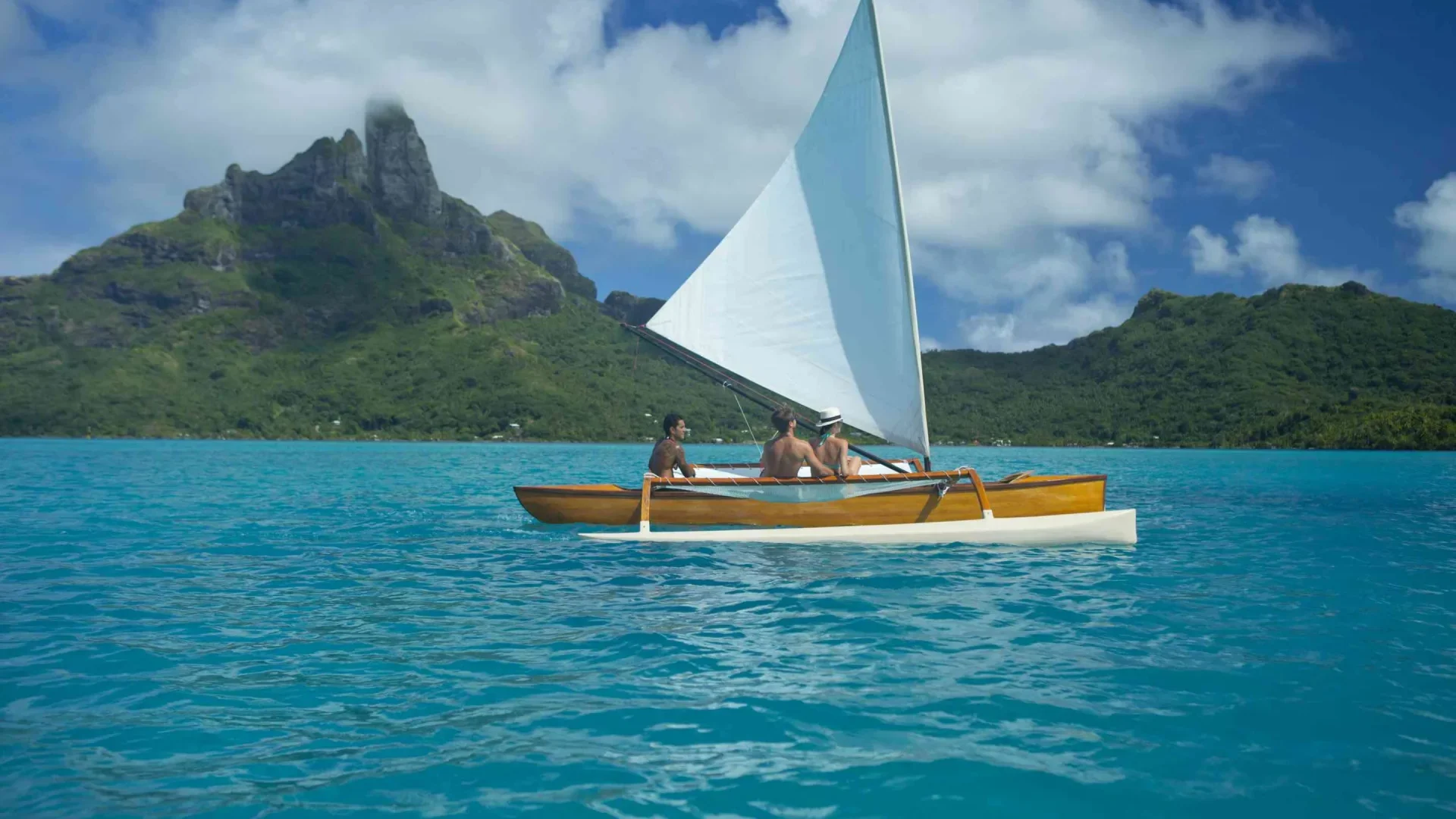 Pirogue à voile à Bora Bora © Grégoire Le Bacon