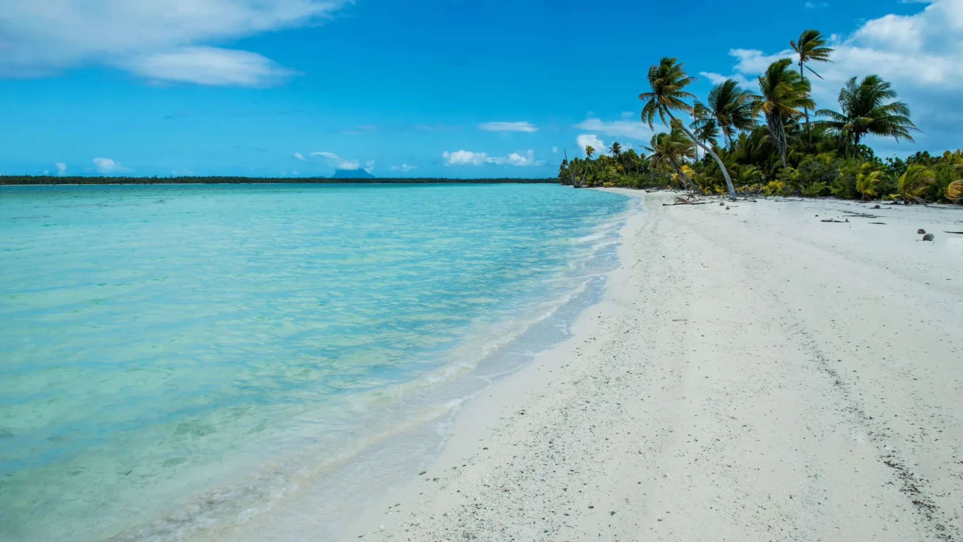 Plage de sable de blanc d'un des motu de Bora Bora © Hino Itaru