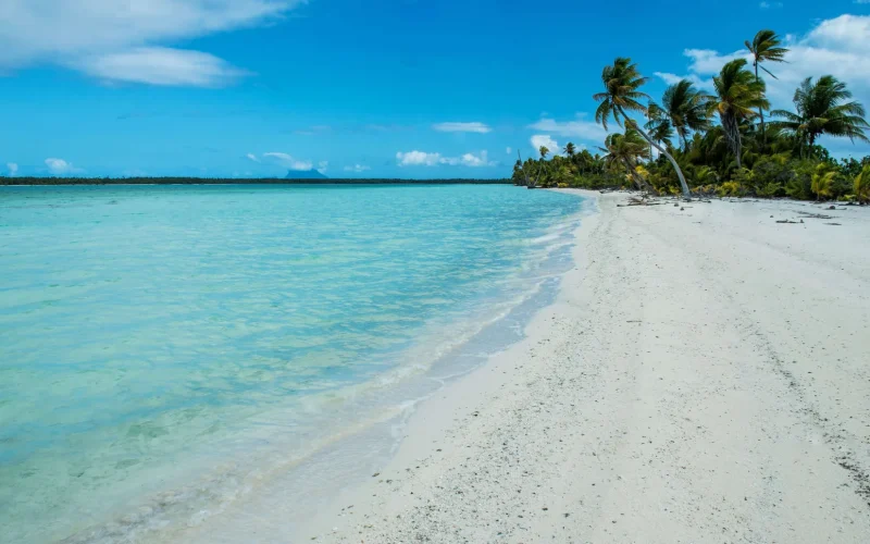 Plage de sable de blanc d'un des motu de Bora Bora © Hino Itaru