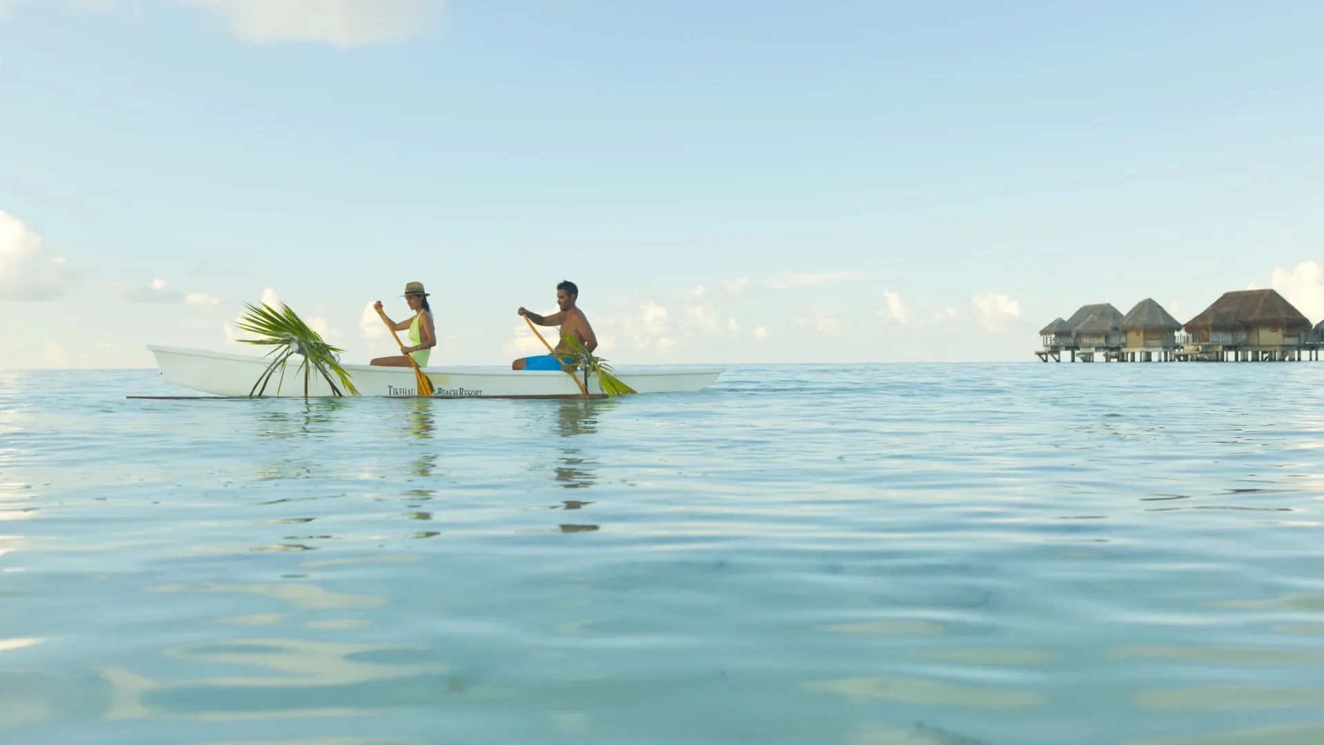 Balade en pirogue en couple sur le lagon de Tikehau © Tahiti Tourisme