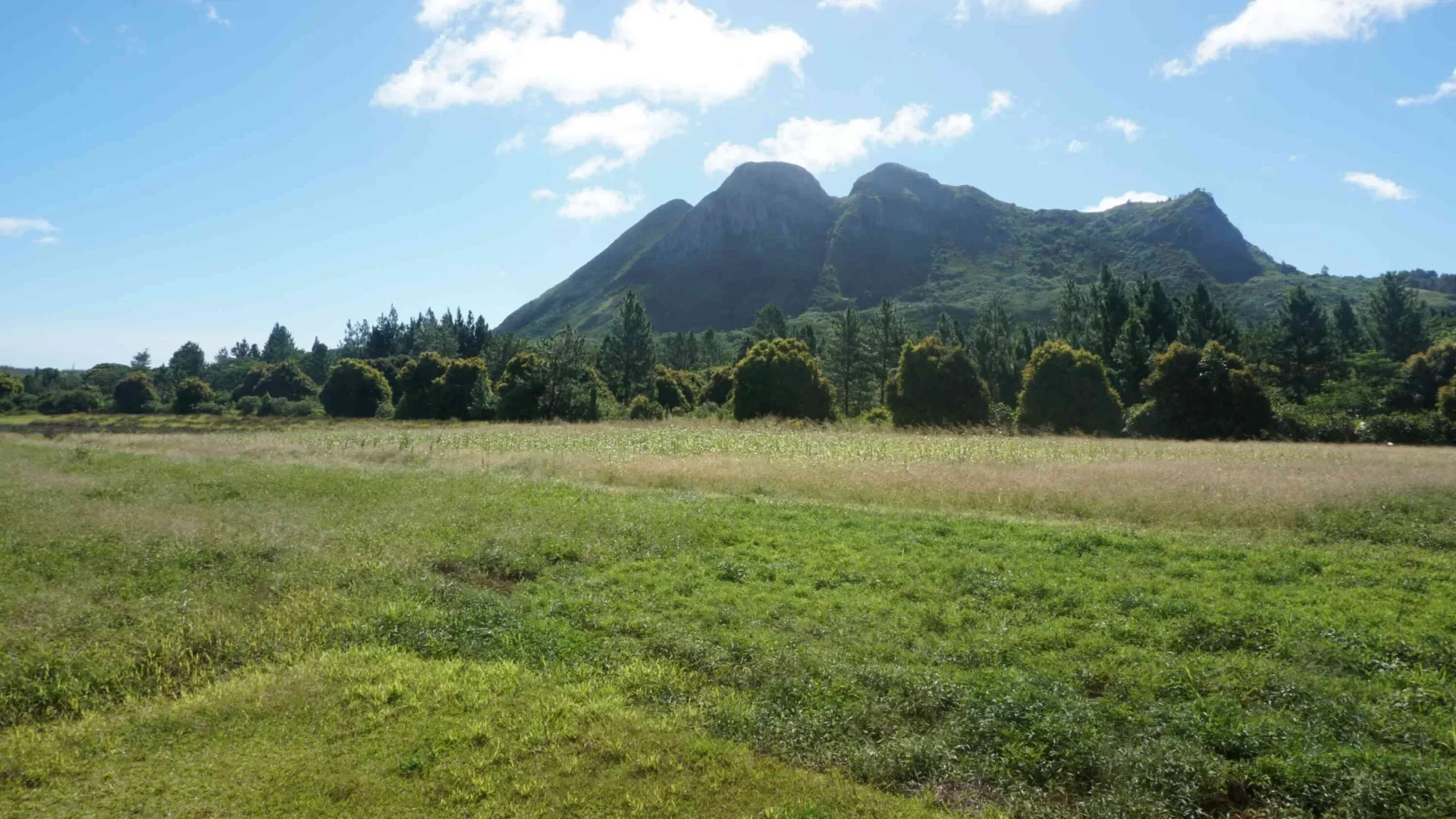 Vue sur le mont Taitaa à Tubuai © Léa Parizot