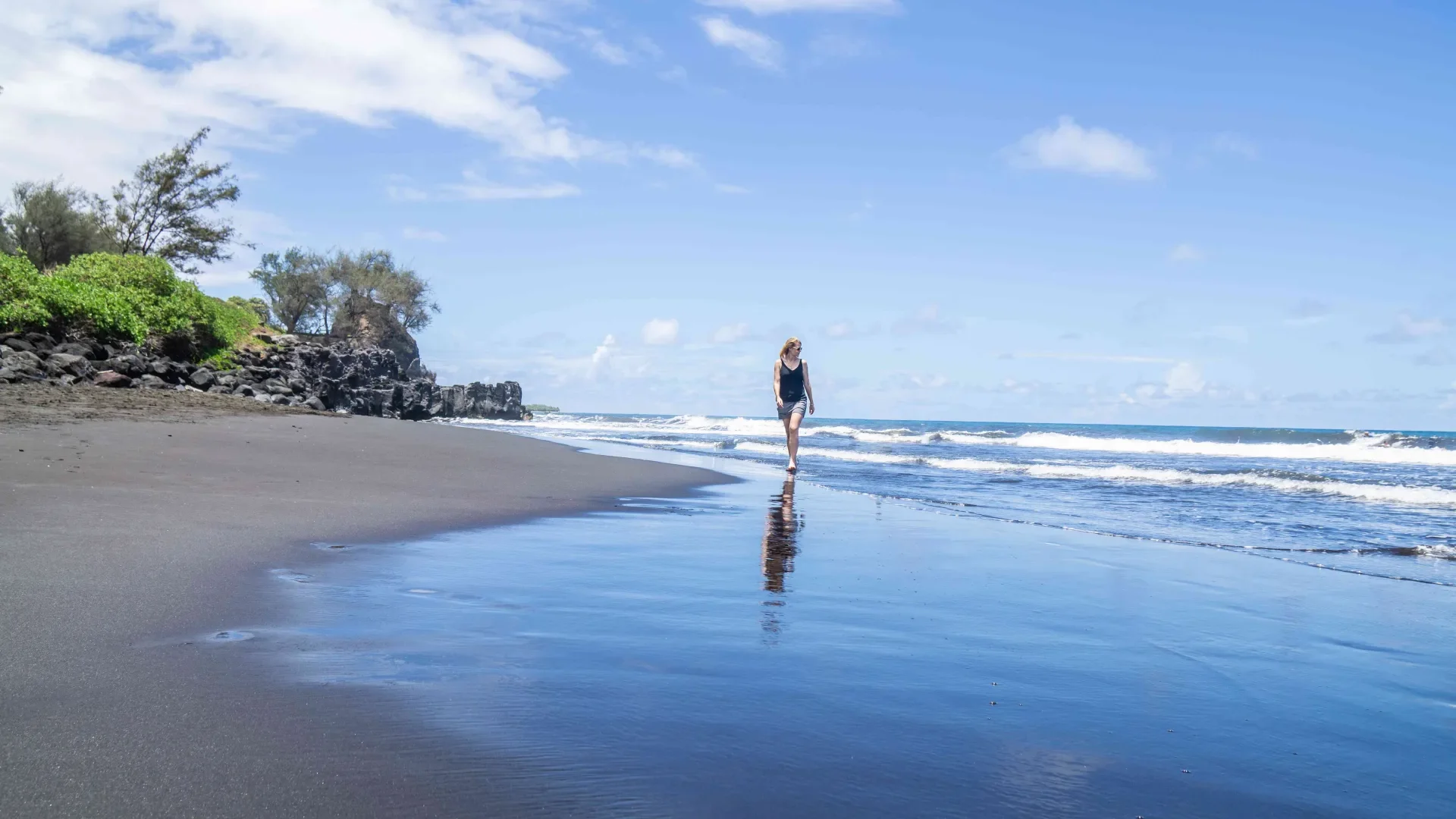 Plage de sable noir à Tahiti © Kim Lawson