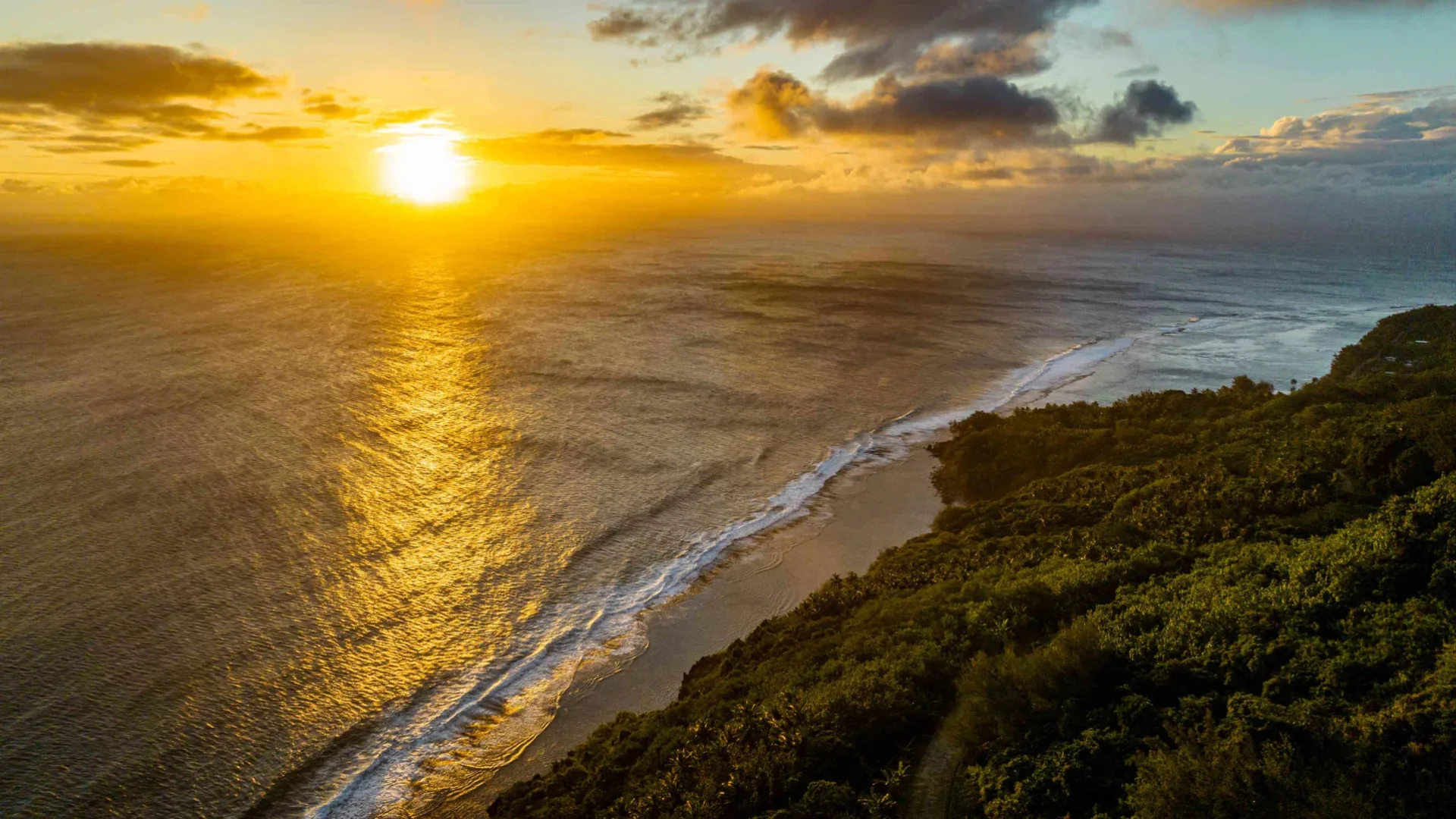 Couchée de soleil sur les Australes © Michael Runkel