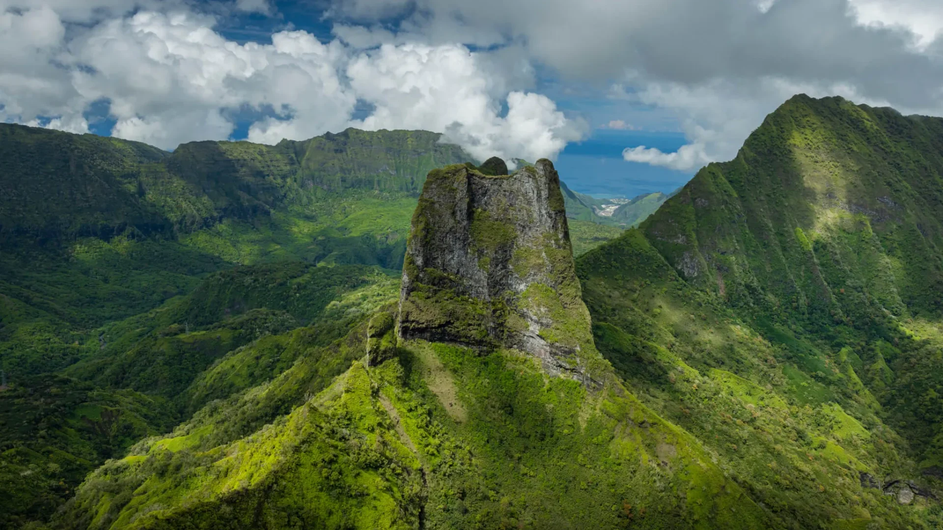 Mountain in Tahiti © Grégoire Le Bacon