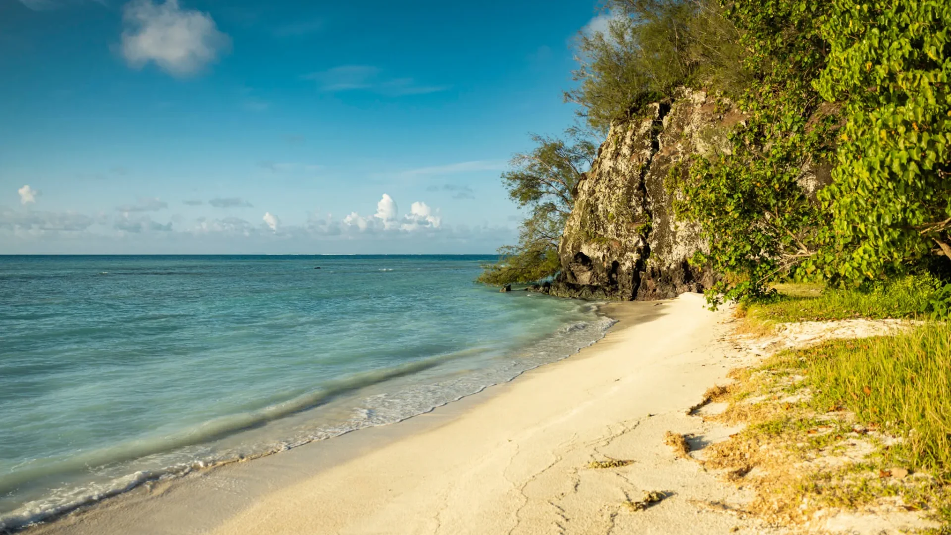 Un coin plage de Raivavae ©_Grégoire Le Bacon