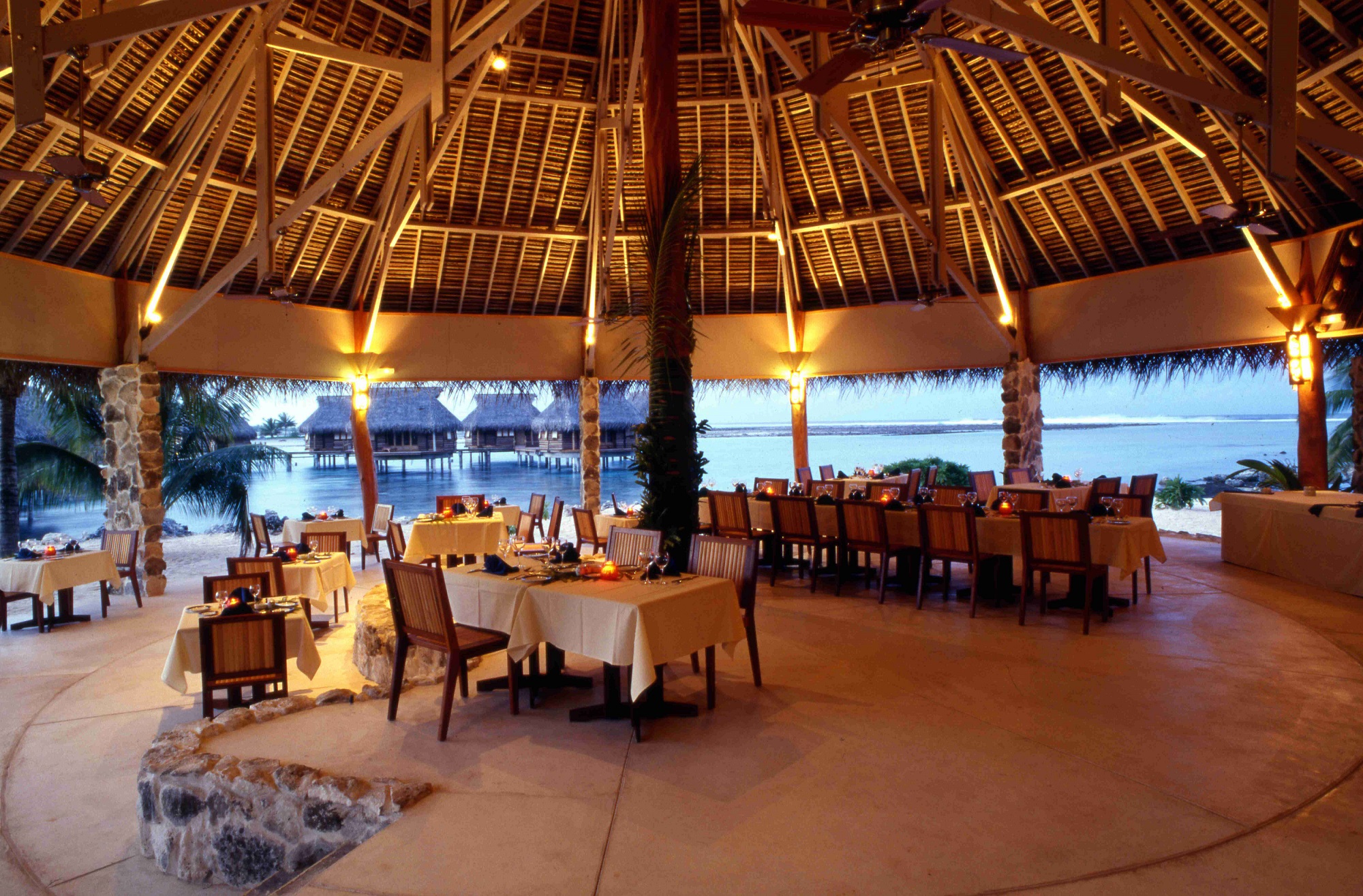 https://tahititourisme.de/wp-content/uploads/2021/10/Tikehau-Pearl-Beach-Resort-Restaurant-Pohero-Copie.jpg