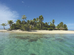 Kleine Insel mit Palmen und Sandstrand vor Tikehau