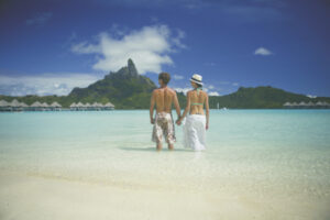 Paar in der Bora Bora Lagune mit fantastischem Weitblick