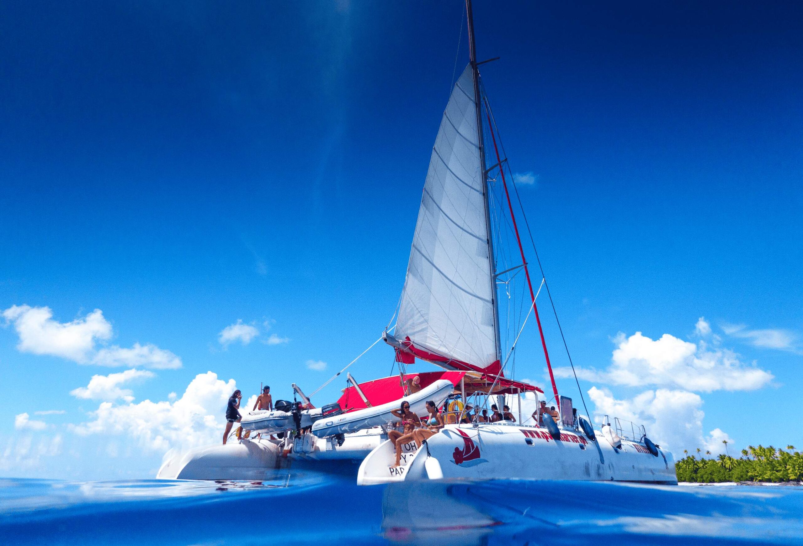 https://tahititourisme.de/wp-content/uploads/2021/12/Excursion-journee-Tetiaroa-depart-Tahiti-Poe-Charter-Maxi-catamaran-Polynesie-francaise-location-catamaran-compressed-scaled.jpg